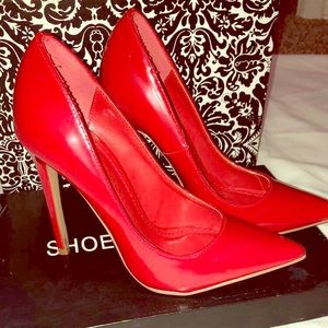 👠Red Pumps Size 6 barely used Shoe Republic LA